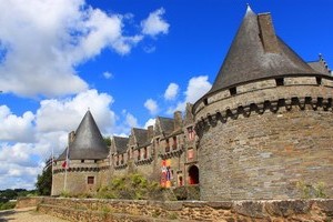 Attractions & activities . chateaupontivy